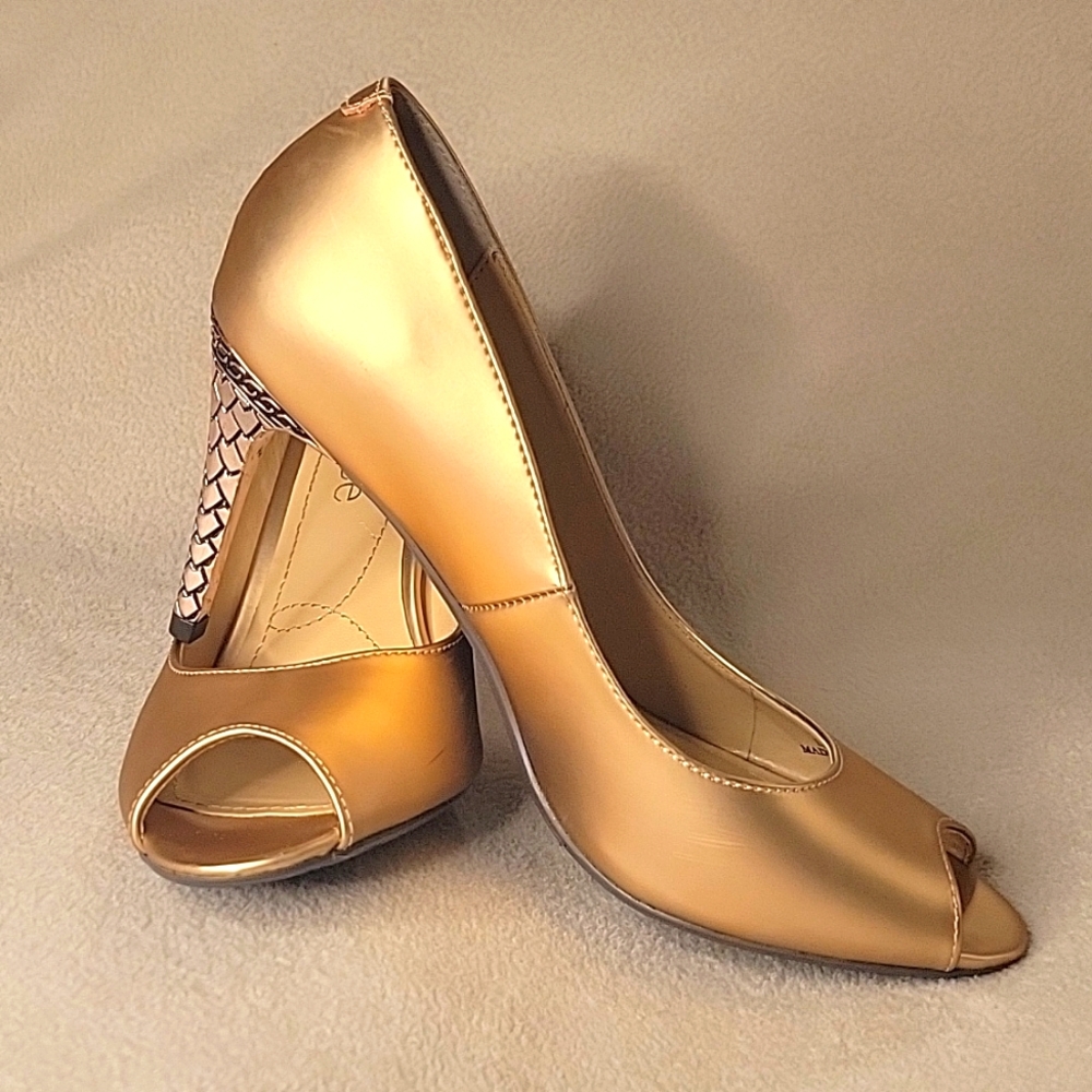 ROSE Gold J. Reneé Size 6 Lucera Heels